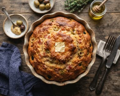 Découvrir la recette Cake salé au jambon et aux olives
