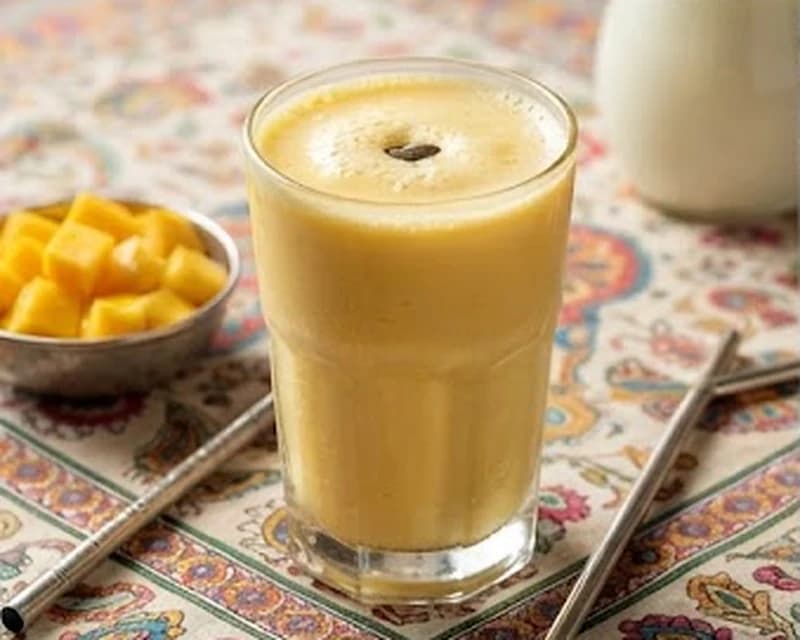 Boisson indienne au yaourt et à la mangue