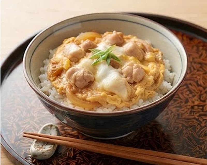 Bol de riz japonais au poulet et à l’œuf