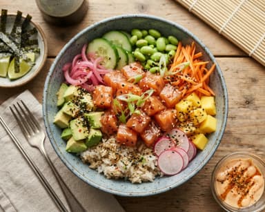Découvrir la recette Bol hawaïen au saumon, riz et crudités
