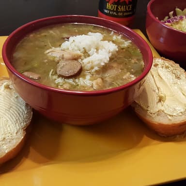 Découvrir la recette Gumbo louisianais au poulet et à la saucisse