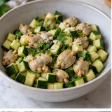Chairs de palourdes sans coquilles avec dés de courgette et persil