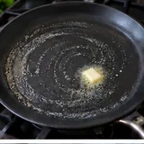 Poêle à galettes chaude légèrement beurrée