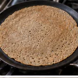 Galette de sarrasin fine cuisant dans la poêle