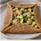 Galette pliée garnie de chairs de palourdes, courgette et persil