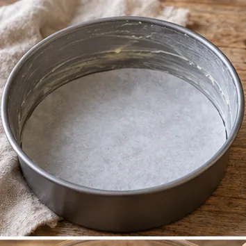Gâteau à la carotte : préparer le four et le moule, moule rond prêt.