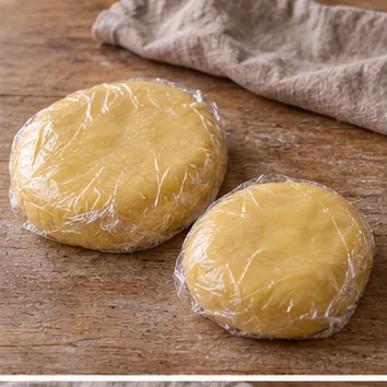 Gâteau basque à la crème : former et reposer la pâte, deux disques de pâte au frais.