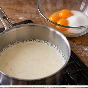 Gâteau basque à la crème : chauffer le lait vanillé, lait chaud sans grosse ébullition.