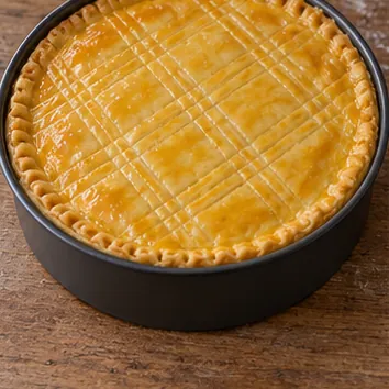 Gâteau basque à la crème : fermer et décorer, couvercle soudé, dorure et croisillons légers.