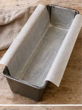 Gâteau marbré vanille-chocolat : préparer le four et le moule, moule à cake préparé.