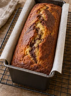 Gâteau marbré vanille-chocolat : cuire et vérifier le centre, cake gonflé et centre cuit.