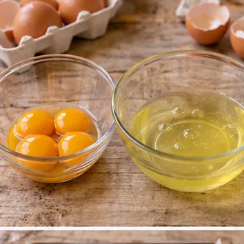 Gâteau roulé à la confiture : séparer les œufs, quatre jaunes et quatre blancs séparés.