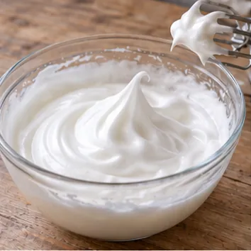 Gâteau roulé au chocolat : monter les blancs, blancs brillants avec pointe souple.