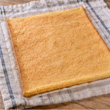 Gâteau roulé au chocolat : retourner et retirer le papier, biscuit chaud sans papier de cuisson collé.