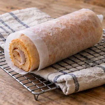 Gâteau roulé au chocolat : prérouler et laisser tiédir, biscuit préroulé avec le papier entre les couches.