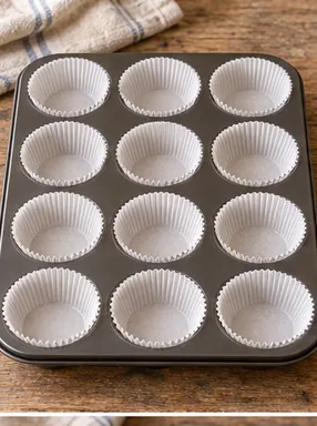 Muffins aux myrtilles : préparer les moules, douze alvéoles garnies de caissettes.