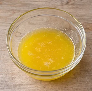 Gâteau à l’orange : fondre puis tiédir le beurre — Beurre fondu, liquide et tiède.