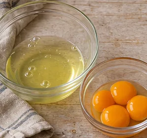 Gâteau chocolat sans farine : séparer les blancs et les jaunes — Blancs sans trace de jaune.