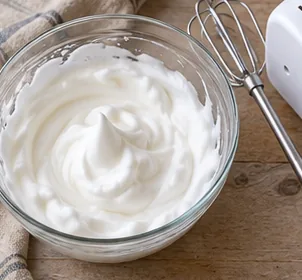 Gâteau chocolat sans farine : monter les blancs souples — Blancs en neige souples.