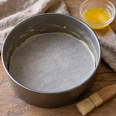 Gâteau invisible aux pommes : préparer le four et le moule — Moule préparé et beurre tiède.