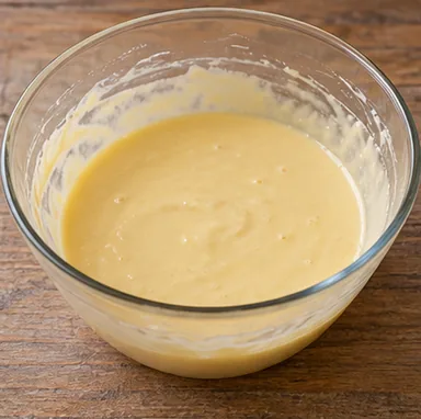 Gâteau invisible aux pommes : incorporer les poudres — Pâte fluide et sans poudre sèche.