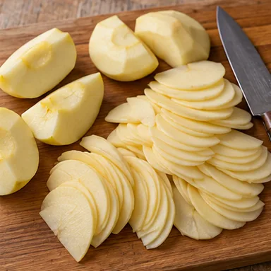 Gâteau invisible aux pommes : peler et couper les pommes très finement — Lamelles très fines, sans cœur ni pépin.