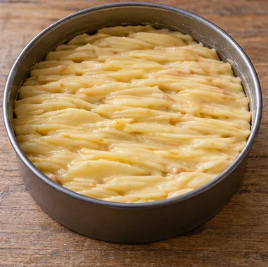 Gâteau invisible aux pommes : remplir en couches régulières — Couches de pommes serrées et surface plane.