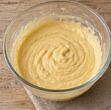 Gâteau renversé à l’ananas : incorporer farine et levure — Pâte lisse et souple.