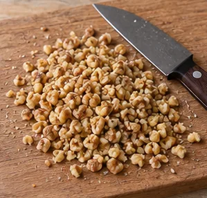Gâteau aux noix : vérifier et hacher les cerneaux — Petits morceaux de noix sans coquille.