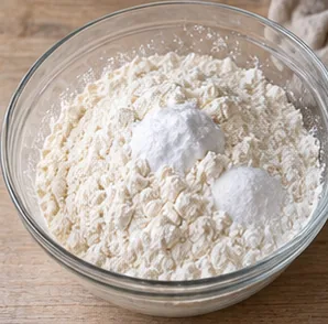 Gâteau à l’orange : réunir les ingrédients secs — Farine, levure et sel mélangés.