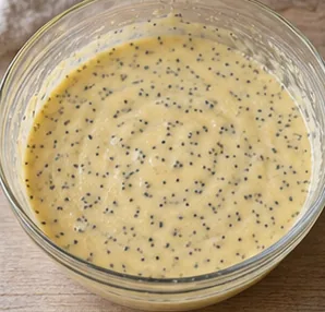 Gâteau au citron et pavot : terminer la pâte — Pâte homogène sans farine sèche.