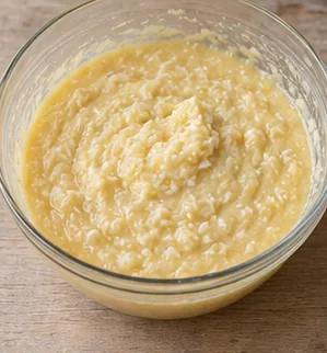 Gâteau à la noix de coco : terminer la pâte — Pâte homogène sans farine sèche.