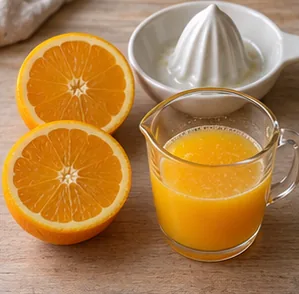 Gâteau à l’orange : presser et mesurer le jus — 100 ml de jus sans pépin.