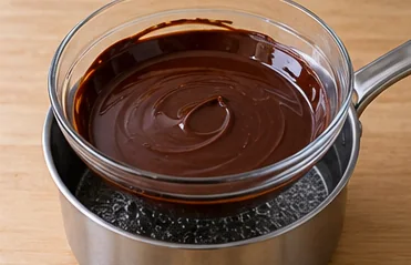 Moelleux chocolat et courgette : fondre le chocolat doucement — Chocolat lisse et tiède.