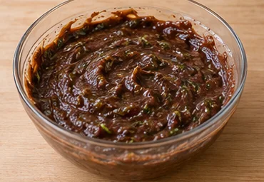 Moelleux chocolat et courgette : ajouter le chocolat et la courgette — Chocolat et courgette régulièrement répartis.