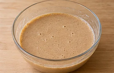 Gâteau à la crème de marrons : incorporer les œufs puis le beurre — Mélange brun clair homogène.