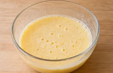 Gâteau au miel : mélanger les œufs et le miel — Liquides homogènes, miel réparti.