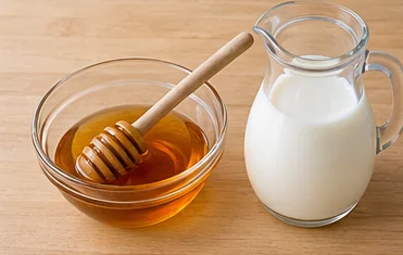 Gâteau au miel : assouplir et peser le miel — Miel fluide et lait mesuré.