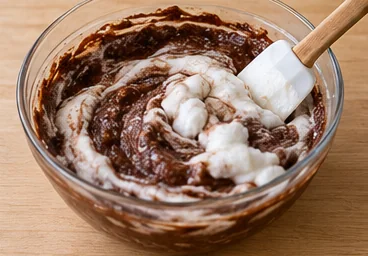 Gâteau chocolat sans farine : incorporer sans faire retomber — Pâte mousseuse et homogène.