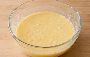 Gâteau à la semoule et au citron : incorporer les œufs sans les cuire — Œufs incorporés sans morceaux cuits.