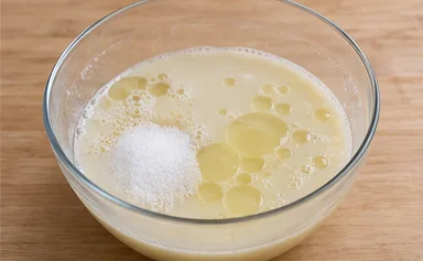 Gâteau au chocolat végétalien : mélanger les liquides et le sucre — Liquides mélangés, sans ajout de lait animal.