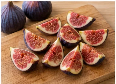Gâteau aux figues : préparer et peser les fruits — 400 g de fruits préparés, sans excès d’eau.