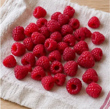 Gâteau aux framboises : préparer et peser les fruits — 250 g de fruits préparés, sans excès d’eau.
