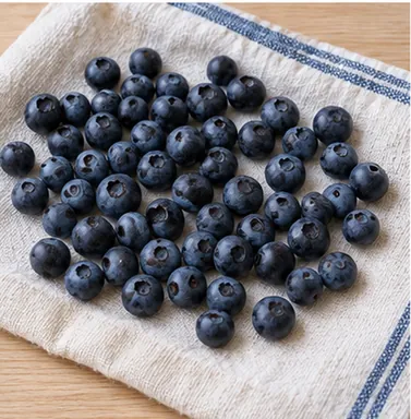 Gâteau aux myrtilles : préparer et peser les fruits — 250 g de fruits préparés, sans excès d’eau.