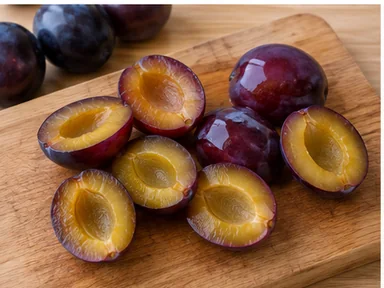 Gâteau aux prunes : préparer et peser les fruits — 450 g de fruits préparés, sans excès d’eau.