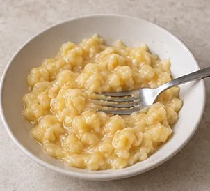 Écraser les bananes : 250 g de purée de banane épaisse.
