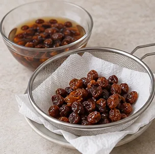 Réhydrater les raisins : Raisins gonflés, bien égouttés et épongés.