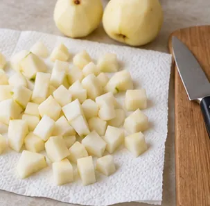 Préparer les poires : 250 g de poires en dés, sans excès de jus.