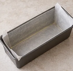 Préchauffer le four et tapisser le moule : Moule rectangulaire beurré et chemisé.