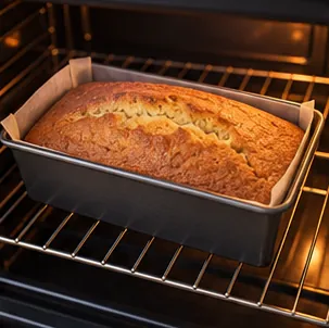 Cuire et surveiller la coloration : Cake gonflé, dessus doré avec une fente.